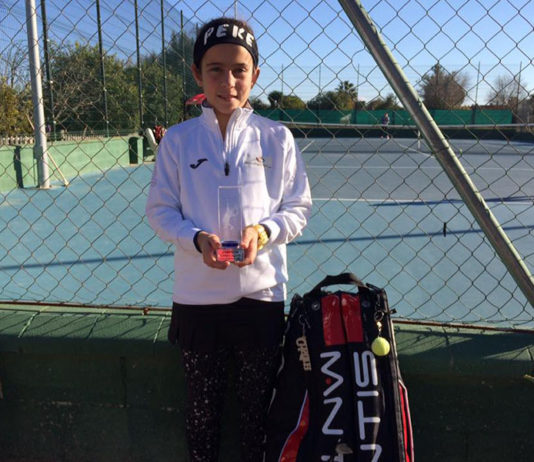 Cristina Mateos 'PEKE', con el trofeo de Subcampeona de la categoría superior Infantil en Utrera.